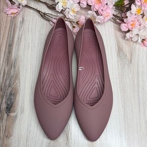 CROCS BROOKLYN POINTED FLAT - SIZE 7 Cassis